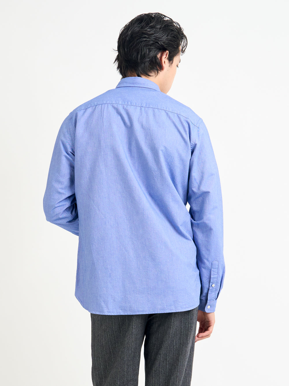 Close up back shot of model wearing Oliver Spencer Men&#39;s Blue Button Down Cotton Shirt