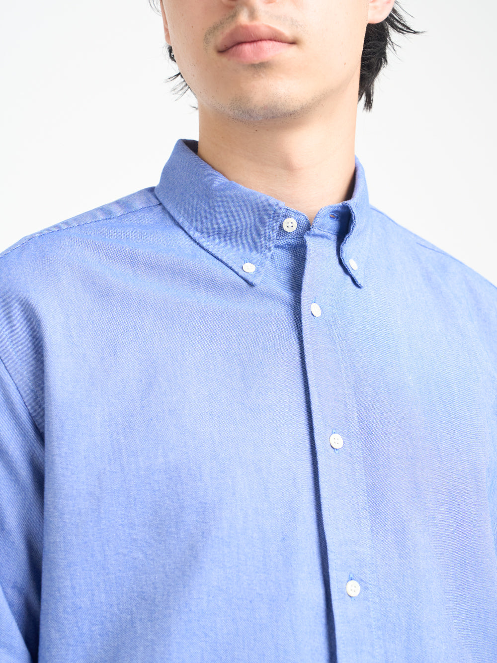 Detailed close up shot of model wearing Oliver Spencer Men&#39;s Blue Button Down Cotton Shirt