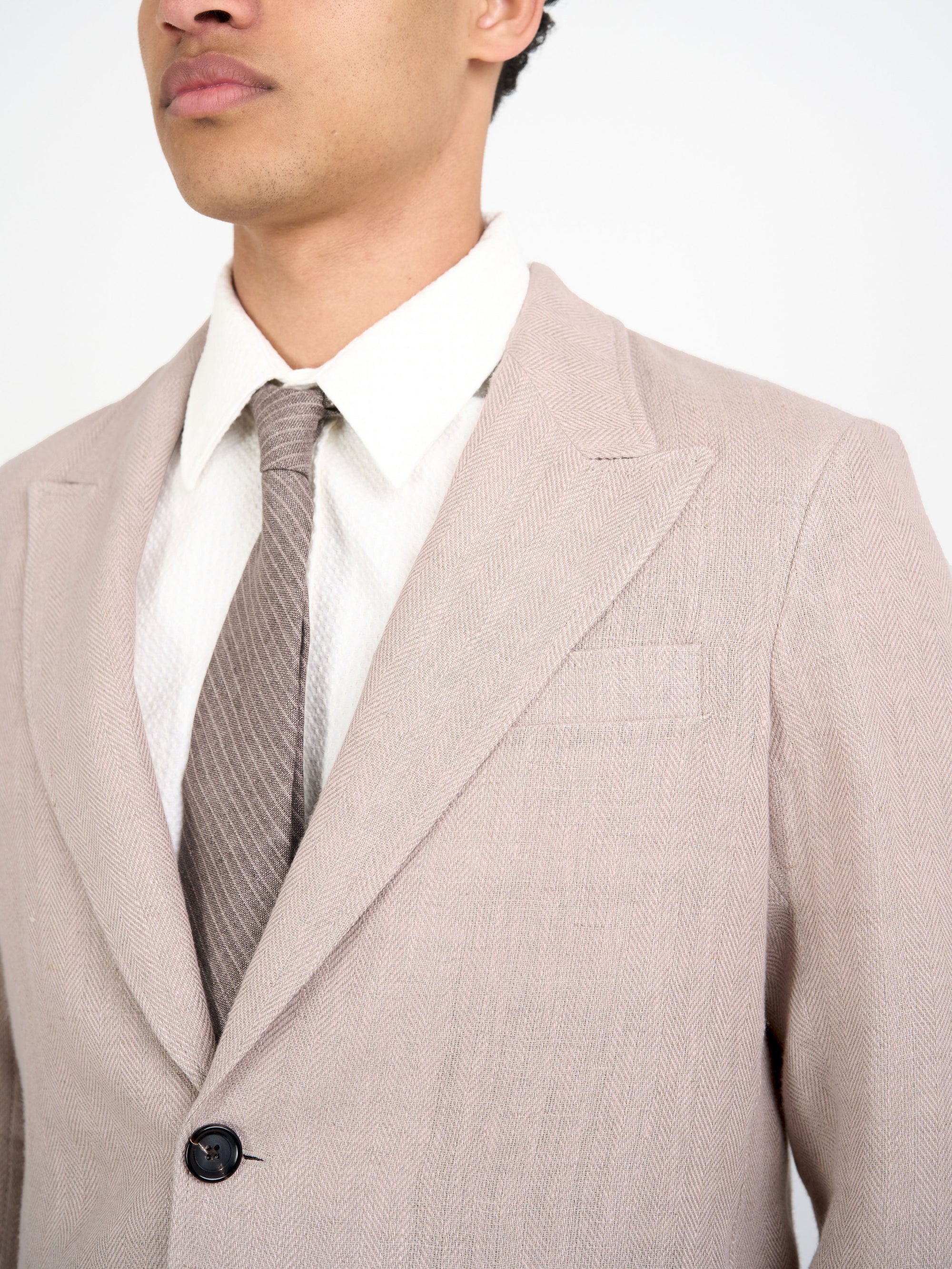 Detailed collar shot of model wearing Oliver Spencer Men's Single Breasted Peak Lapel Pink Linen Jacket