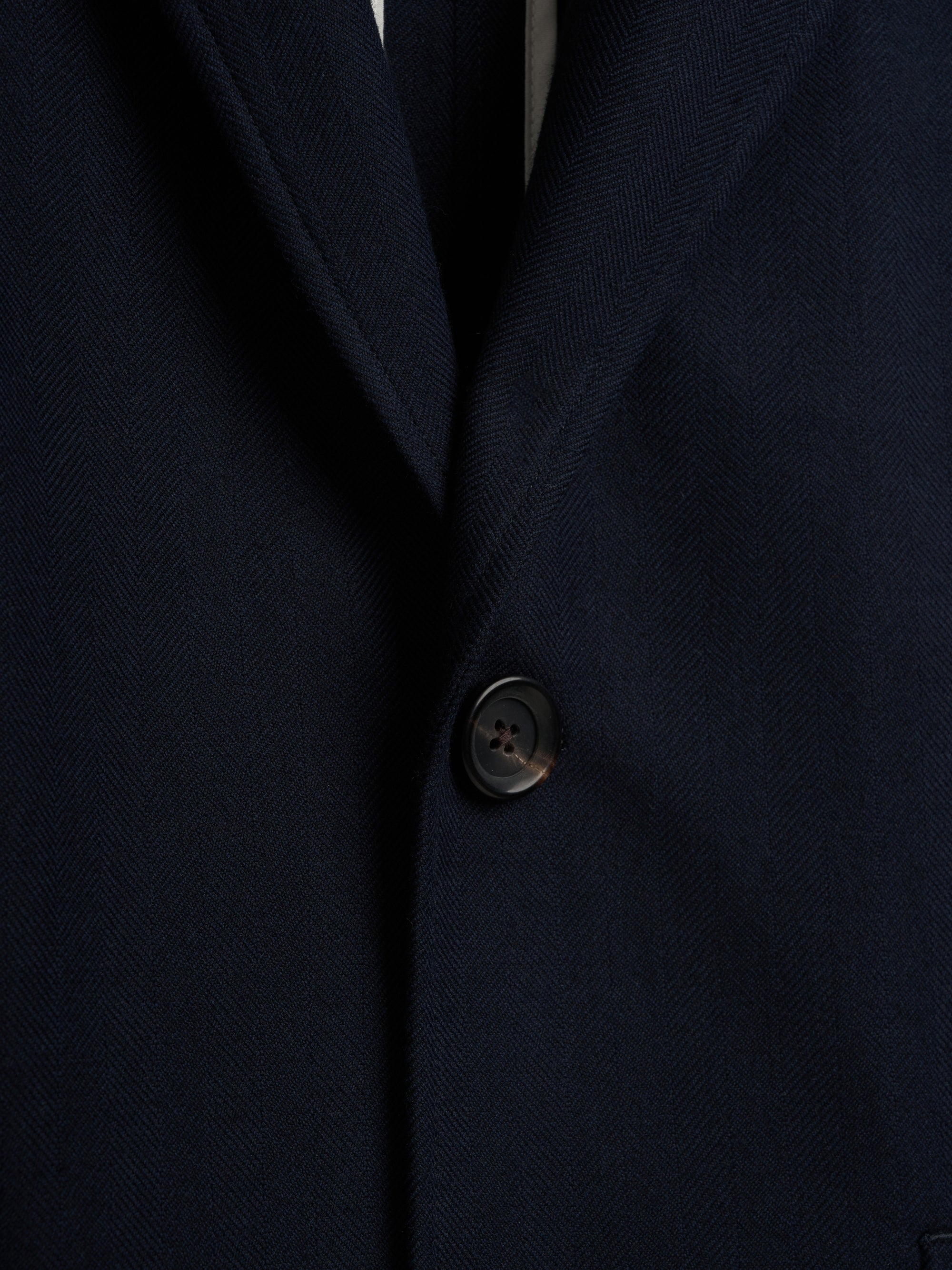 Detailed button shot of Oliver Spencer Men's Unstructured Peak Lapel Navy Cotton Jacket