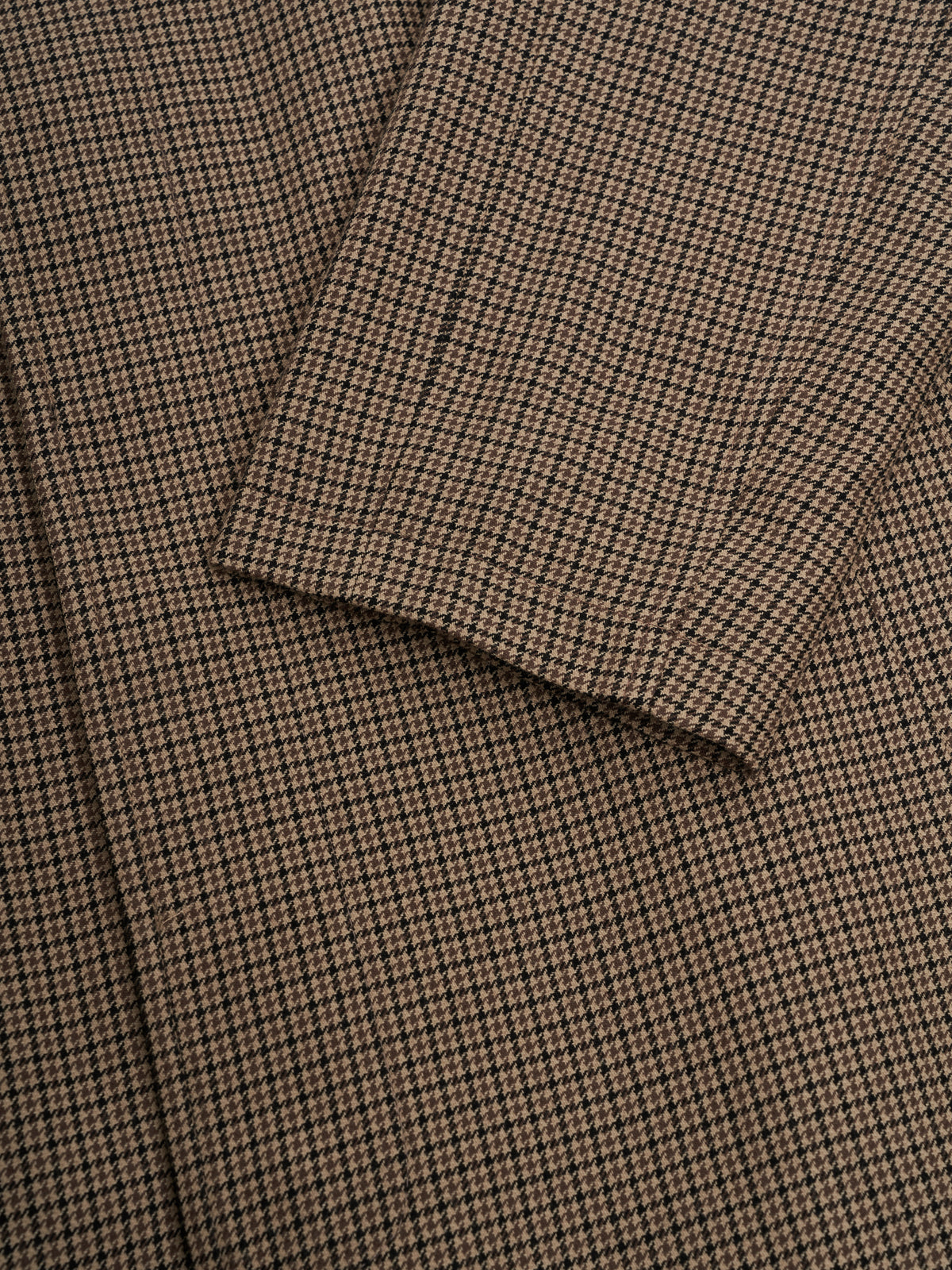 Sleeve end. A stitched hem at the sleeve, with no cuff.