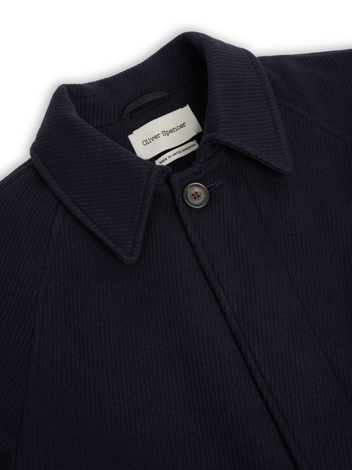 Collar. A point collar that closes with a top button.