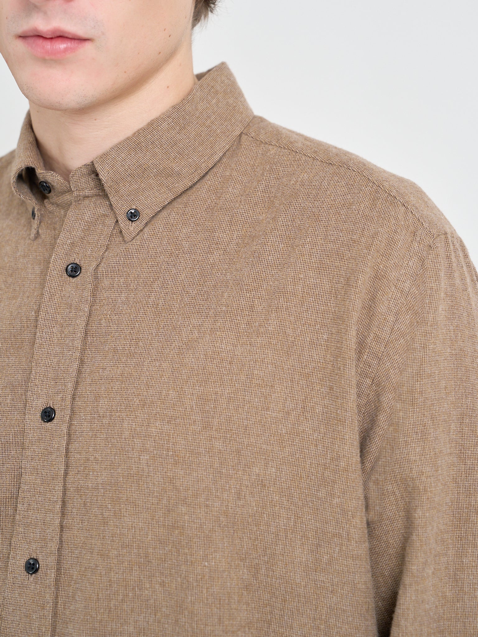 Detailed collar shot of model wearing Oliver Spencer Men&#39;s Sand Organic Cotton Shirt