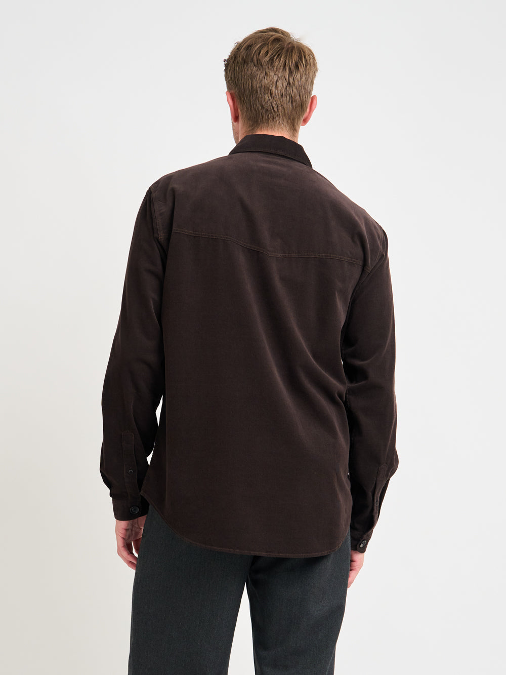 Close up back shot of model wearing Oliver Spencer Men&#39;s Brown Midweight Cotton Corduroy Western Shirt