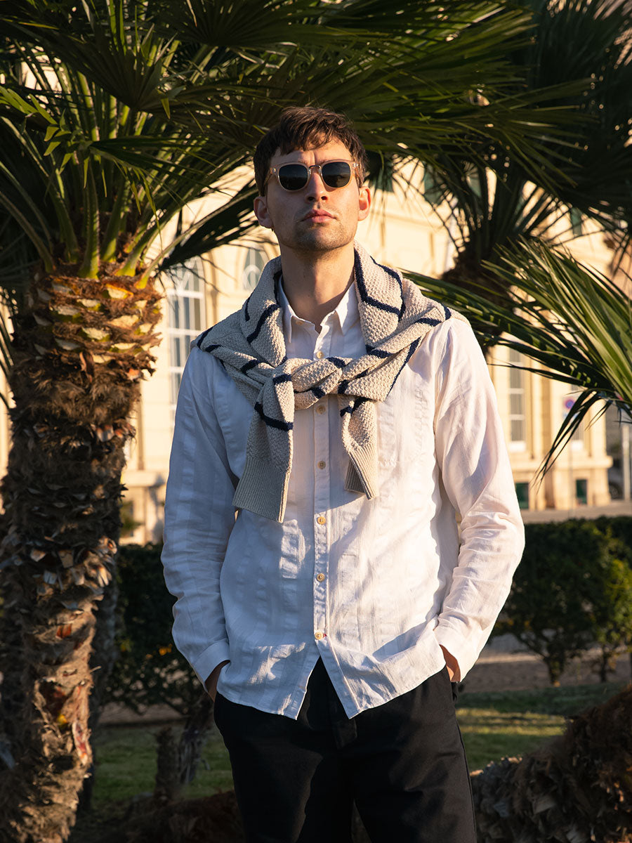 Oliver Spencer Summer 22 in Naples, look 22. Printed jacket beside a palm tree.